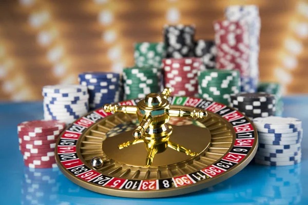 Hot Pot live dealer game interface on lucky apk showing multiple players and dealer